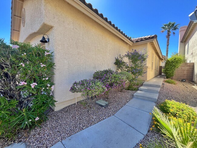 1005 Olive Mill Ln in Las Vegas, NV - Foto de edificio - Building Photo