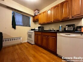 15 Fairbanks St, Unit 2 in Brookline, MA - Building Photo