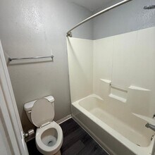 106 New Dallas Hwy in Lacy Lakeview, TX - Building Photo - Building Photo