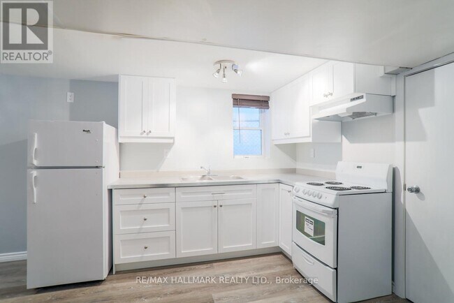 18 Northview Ave in Toronto, ON - Building Photo - Building Photo