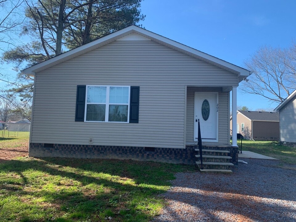202 Broadrick St in Tullahoma, TN - Building Photo
