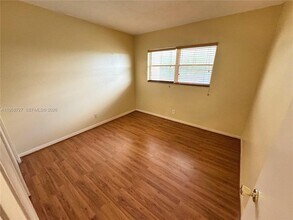 2060 NW 48th Terrace in Lauderhill, FL - Foto de edificio - Building Photo