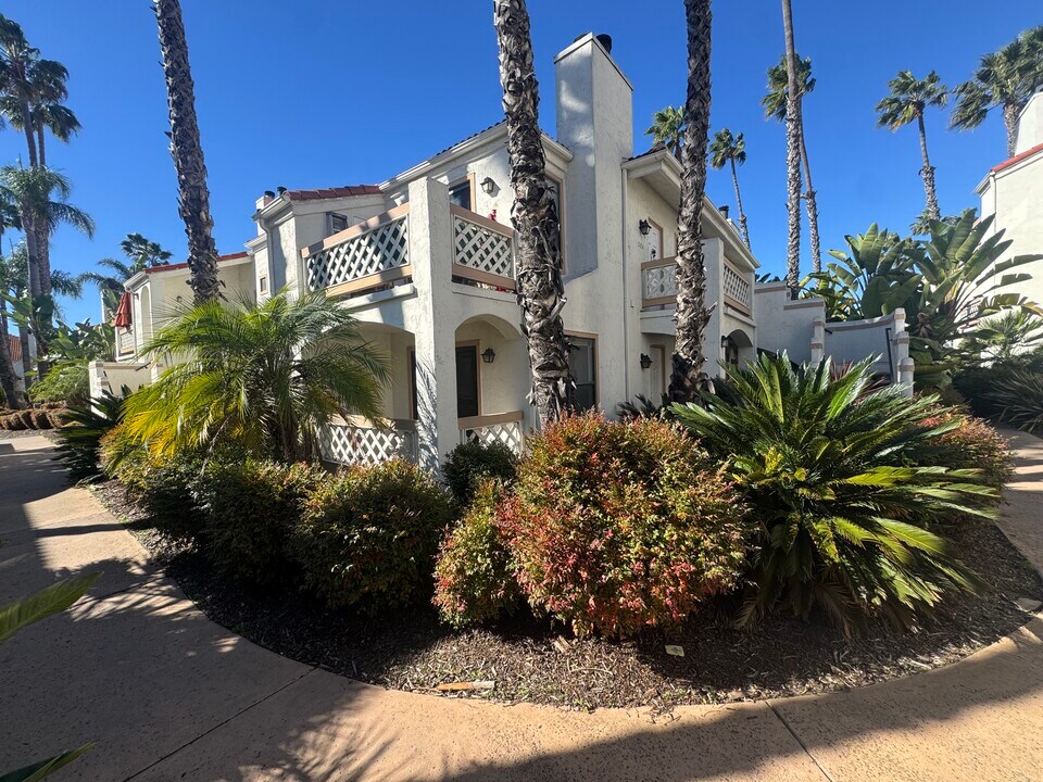 9408 Twin Trails Dr, Unit 106 in San Diego, CA - Foto de edificio