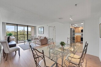 7835 Lakeside Blvd in Boca Raton, FL - Foto de edificio - Building Photo