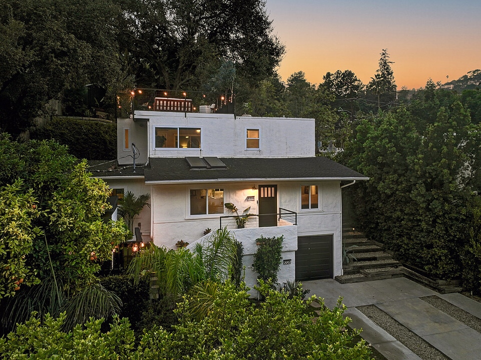 8326 Ridpath Dr in Los Angeles, CA - Foto de edificio