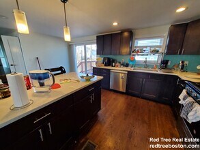 77 Rock Glen Rd in Medford, MA - Foto de edificio - Building Photo