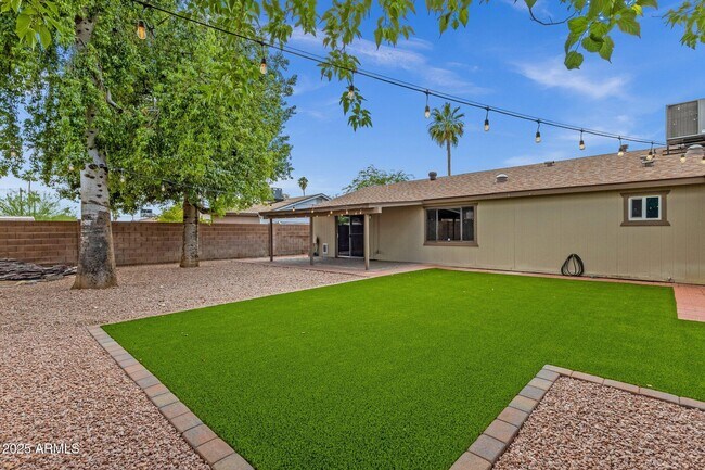 14215 N 36th Way in Phoenix, AZ - Foto de edificio - Building Photo