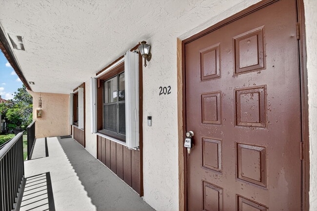 5985 Forest Hill Blvd in West Palm Beach, FL - Building Photo - Building Photo