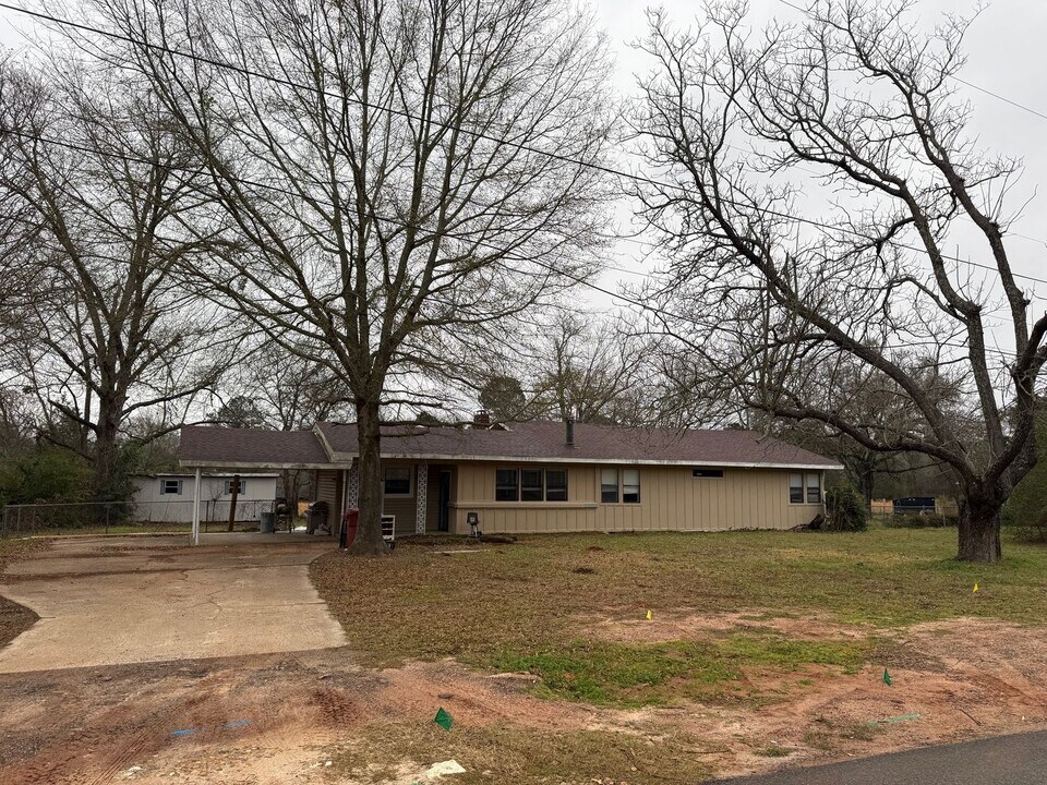 323 Country Club Rd in Hallsville, TX - Building Photo