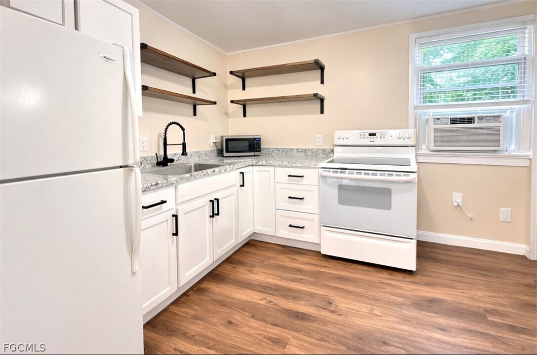 719 Burdick Ave in Tice, FL - Building Photo