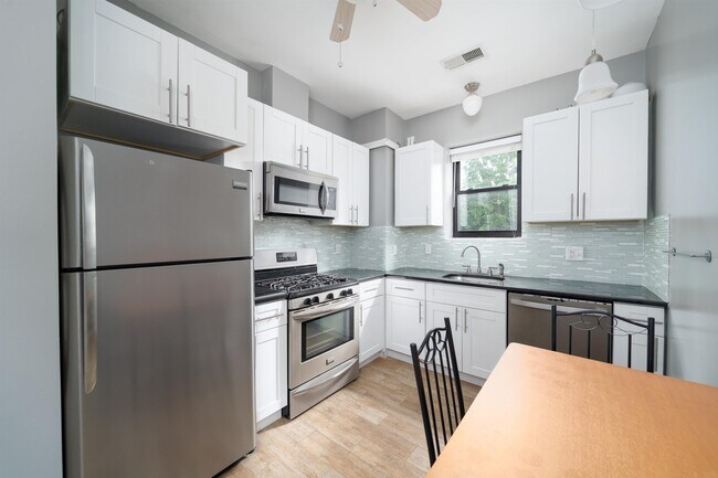 17 Cuneo Pl in Jersey City, NJ - Building Photo - Building Photo