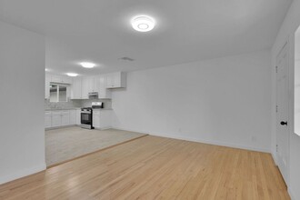 11834 Strathern St-Unit -11836 in Los Angeles, CA - Foto de edificio - Building Photo