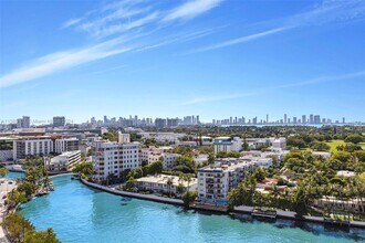 2555 Collins Ave in Miami Beach, FL - Foto de edificio - Building Photo