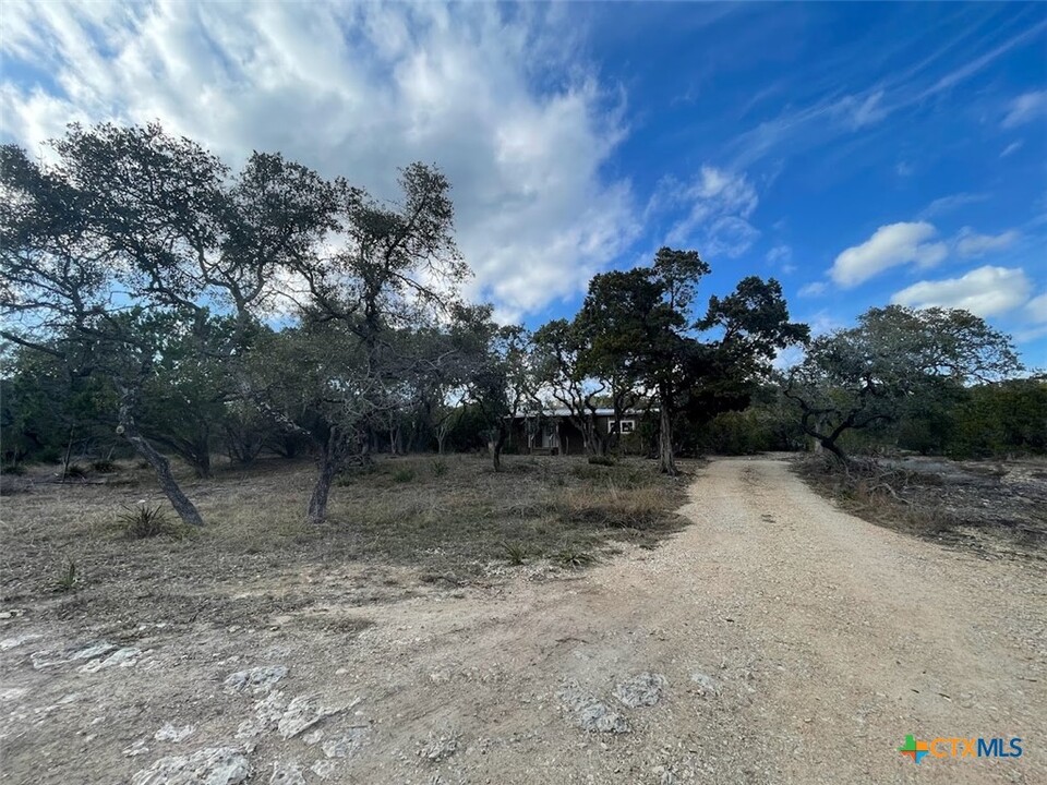 541 Buck Trail in Canyon Lake, TX - Building Photo