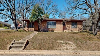 506 Clay St in Bryan, TX - Building Photo