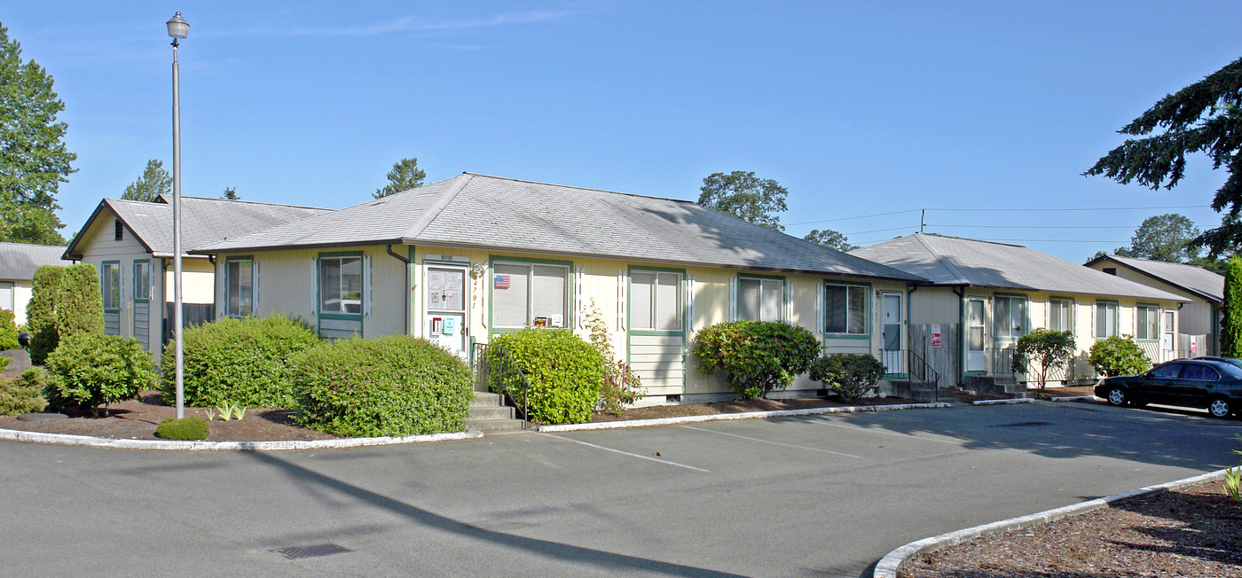 Carlyle Court Apartments in Lakewood, WA - Building Photo