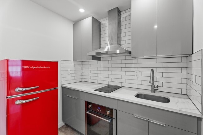 695 Summit Ave in Jersey City, NJ - Building Photo - Building Photo