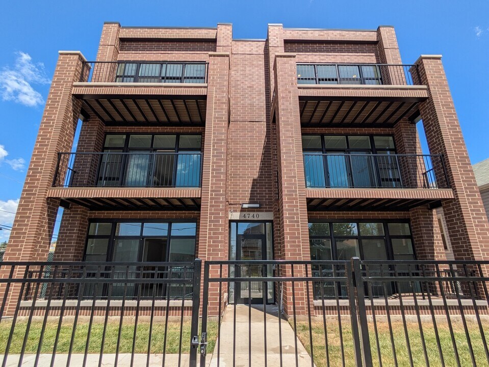 4740 W Addison St in Chicago, IL - Building Photo