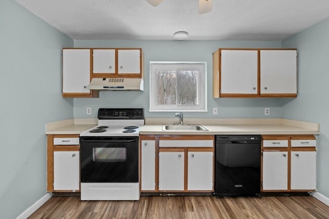 5455 N Main St in Fall River, MA - Foto de edificio - Building Photo