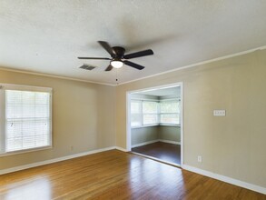 305 Bolton Ave in College Station, TX - Building Photo - Building Photo