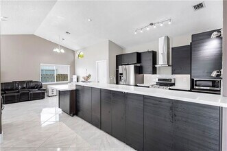 7200 SW 20th St in Plantation, FL - Building Photo - Building Photo