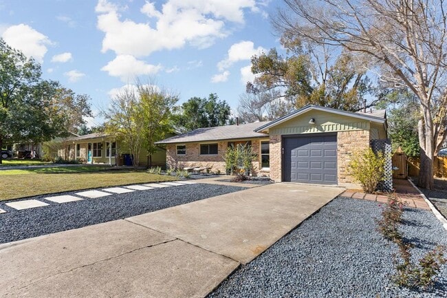 property at 2704 Nottingham Ln