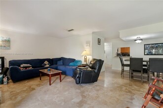 9371 Fontainebleau Blvd in Miami, FL - Foto de edificio - Building Photo