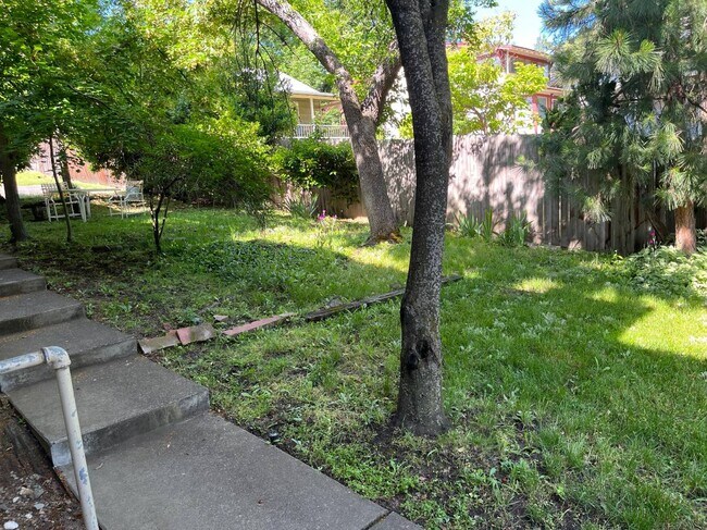 567 Fairview St, Unit 2 in Ashland, OR - Building Photo - Building Photo