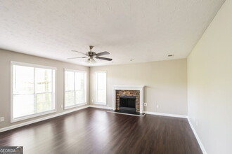 671 Woodstone Rd in Lithonia, GA - Foto de edificio - Building Photo
