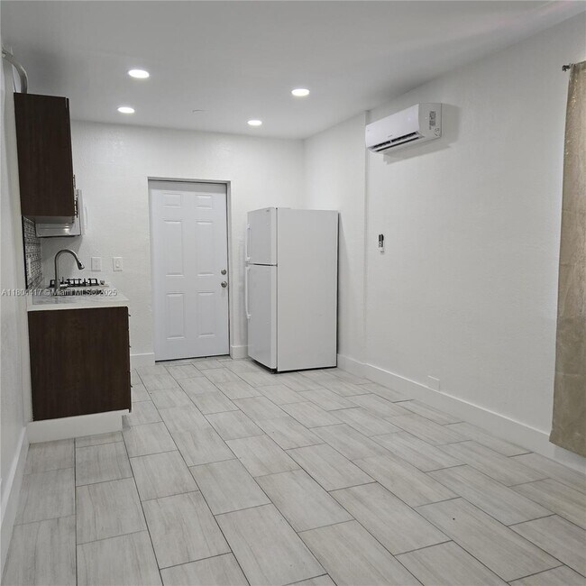 1230 NW 70th St in Miami, FL - Building Photo - Building Photo