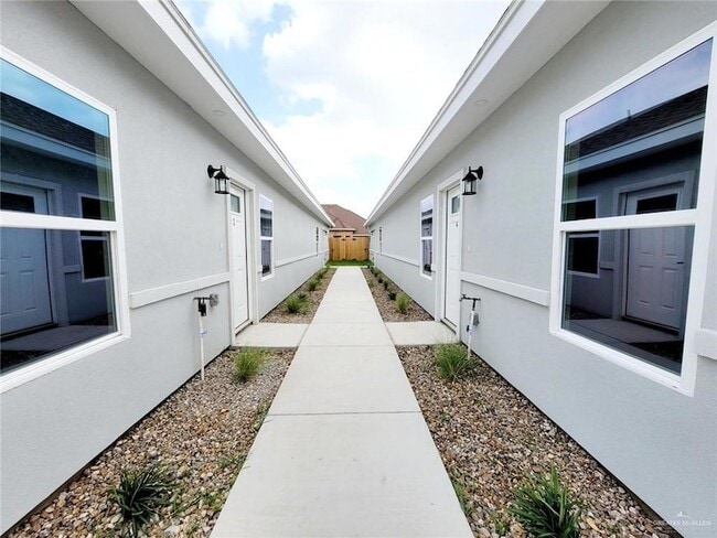 2105 Davenport St, Unit 3 in Weslaco, TX - Building Photo - Building Photo