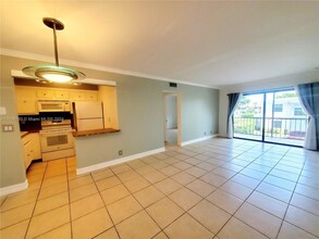 170 Cypress Club Dr, Unit 736 in Pompano Beach, FL - Building Photo - Building Photo