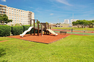 Center Court in North Miami, FL - Building Photo - Building Photo