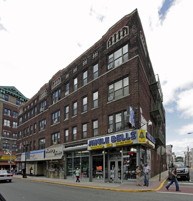 4301 Bergenline Ave in Union City, NJ - Building Photo - Building Photo