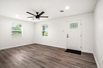 8502 Dianthus Ln in Jennings, MO - Building Photo - Building Photo