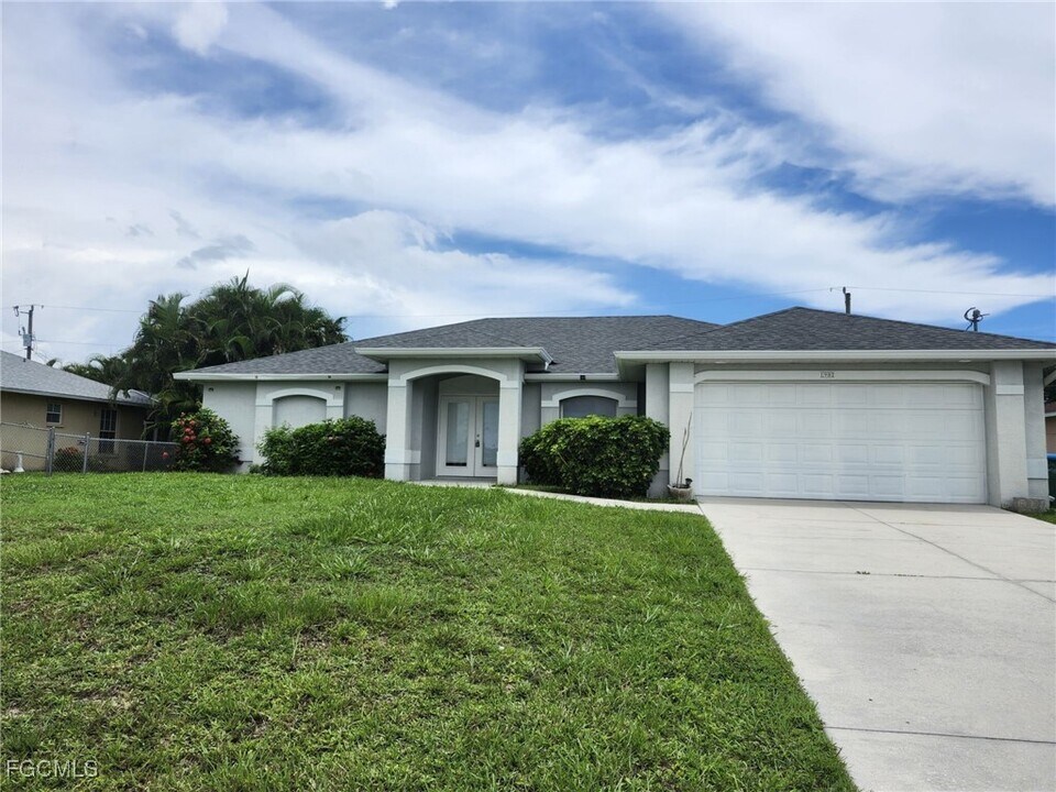 1902 SW 30th St in Cape Coral, FL - Building Photo
