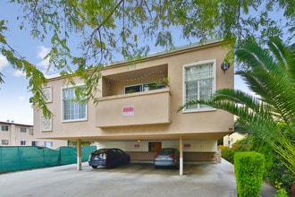 521 N Flores St in West Hollywood, CA - Building Photo - Building Photo