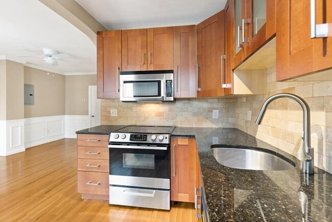 260 Everett St, Unit 2R in Boston, MA - Building Photo - Building Photo
