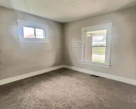 1325 S Hoyt Ave in Muncie, IN - Foto de edificio - Building Photo