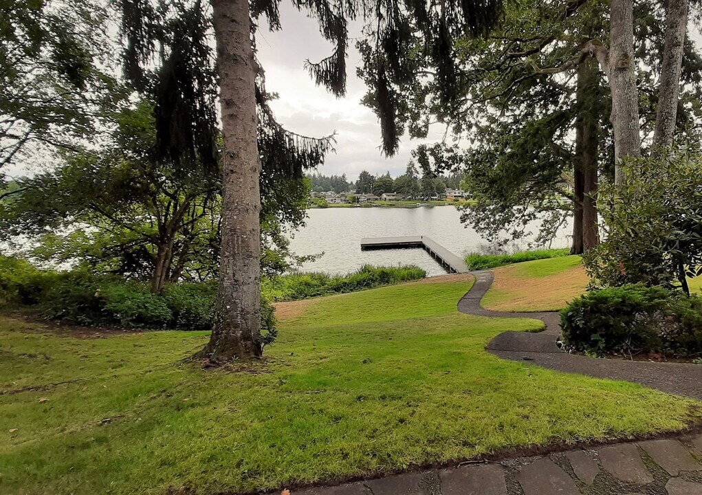 8866 Edgewater Dr SW in Lakewood, WA - Building Photo