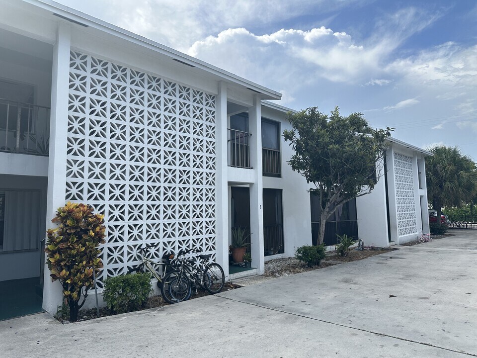 1741 3rd Ave N in Lake Worth, FL - Building Photo