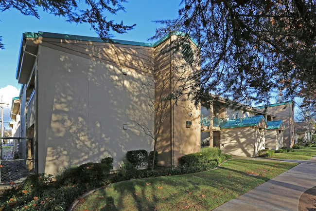 Sherman Oaks Plaza in Sacramento, CA - Foto de edificio - Building Photo