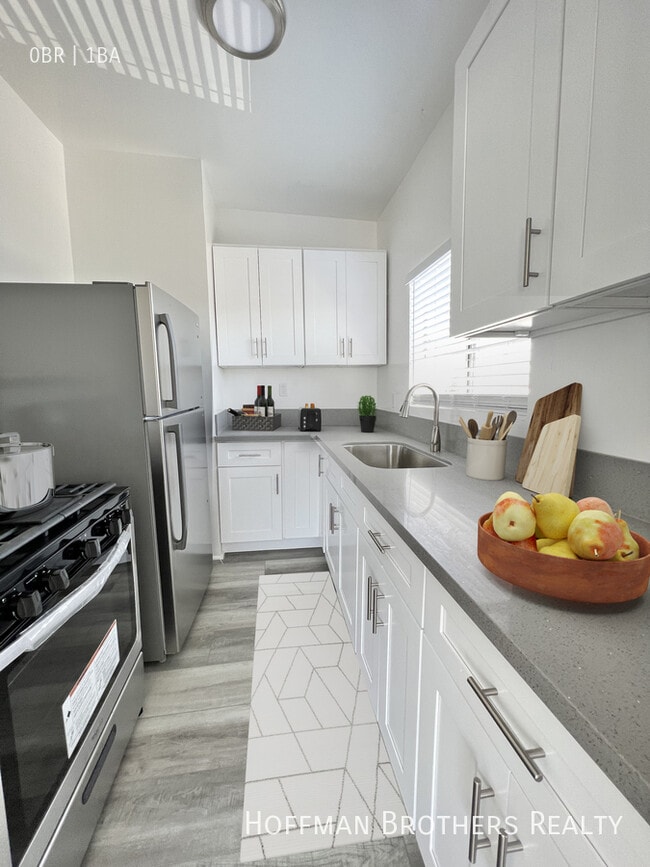 250 Loma Dr, Unit 112 in Los Angeles, CA - Building Photo - Building Photo