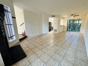 17210 Imperial Valley Dr, Unit 61 in Houston, TX - Building Photo - Building Photo