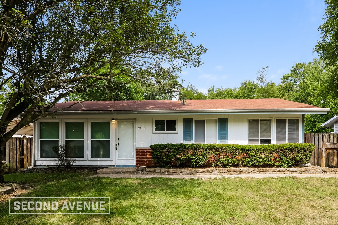 9655 Manhattan Dr in Cincinnati, OH - Building Photo