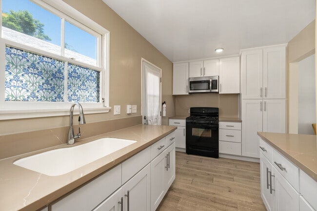 13453 Burbank Blvd in Van Nuys, CA - Building Photo - Building Photo