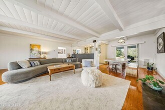 724 N Refugio Rd, Unit 201 in Santa Ynez, CA - Foto de edificio - Building Photo