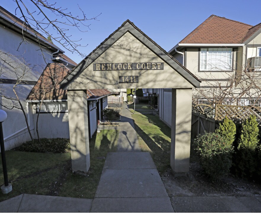 Hemlock Court in Vancouver, BC - Building Photo