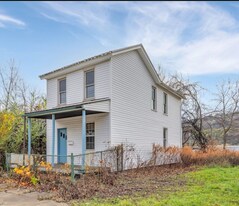 826 Washington Ave in Braddock, PA - Building Photo