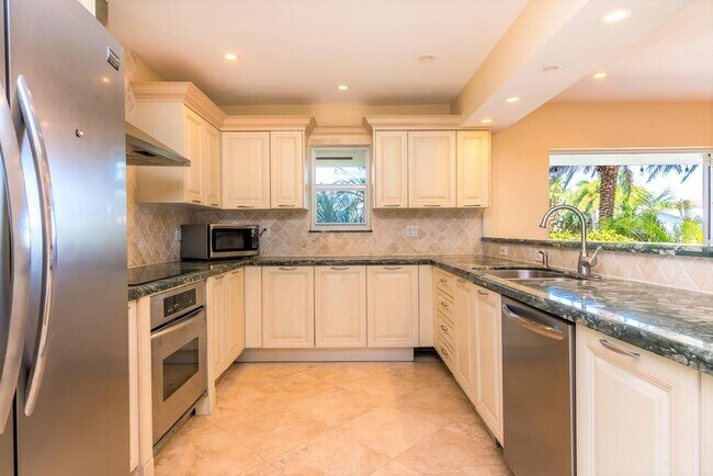 2213 NE 16th St in Fort Lauderdale, FL - Foto de edificio - Building Photo